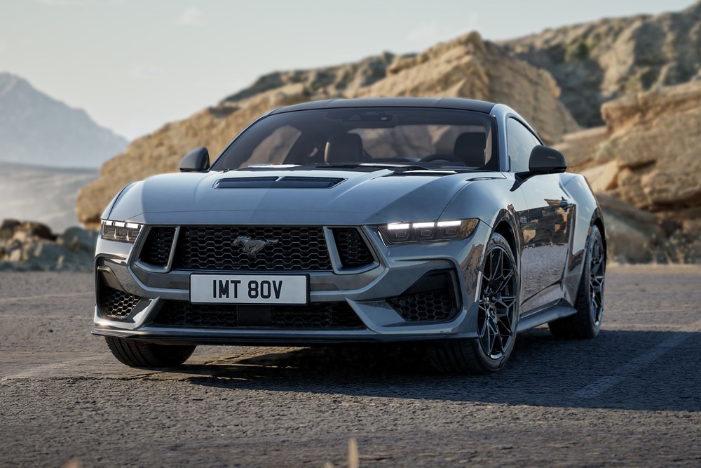 Um Ford Mustang GT Fastback Nite Pony Coupe em pintura Carbonised Grey estacionado numa estrada de montanha.