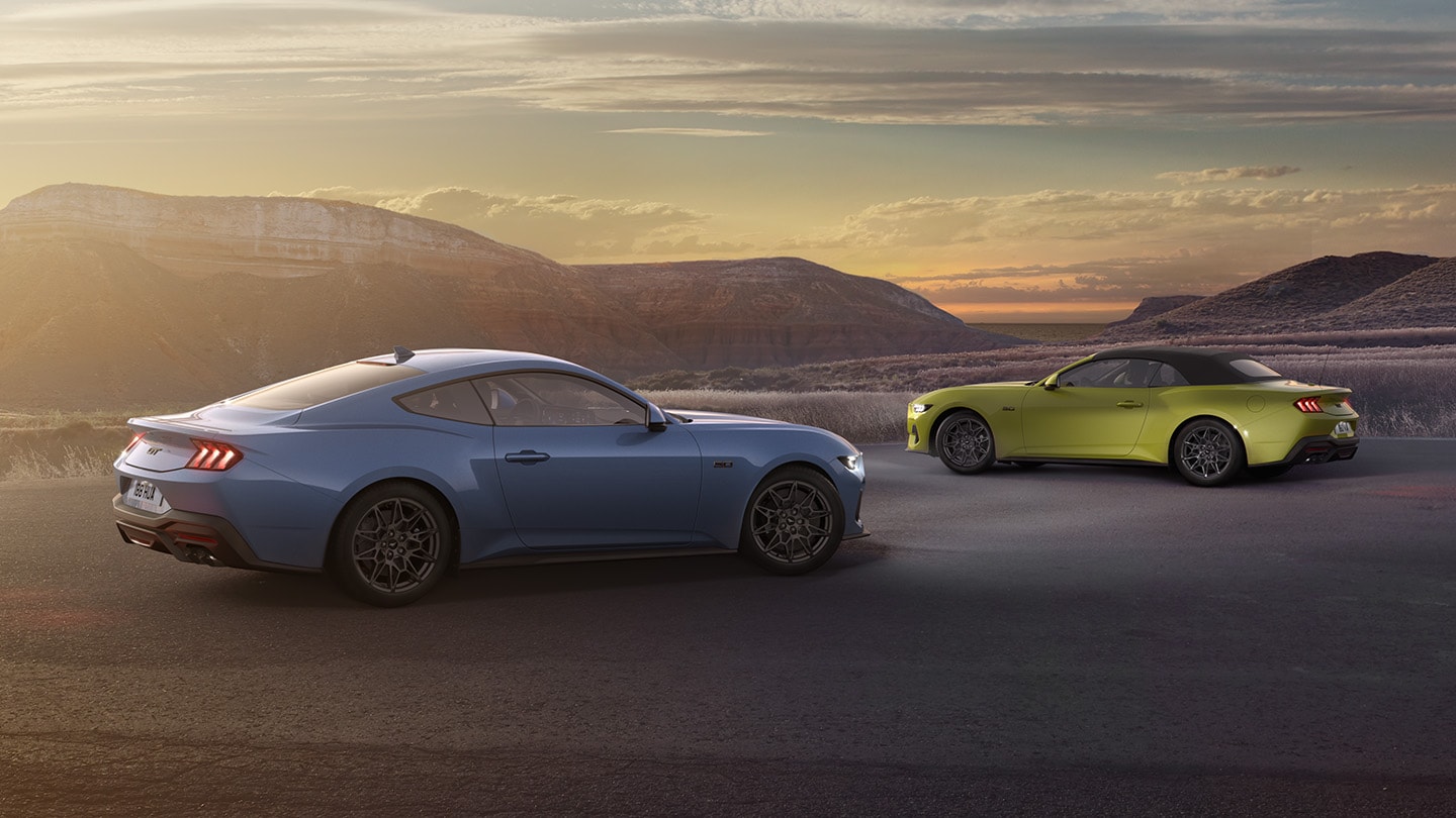 Ford Mustang Fastback e Descapotável estacionados lado a lado