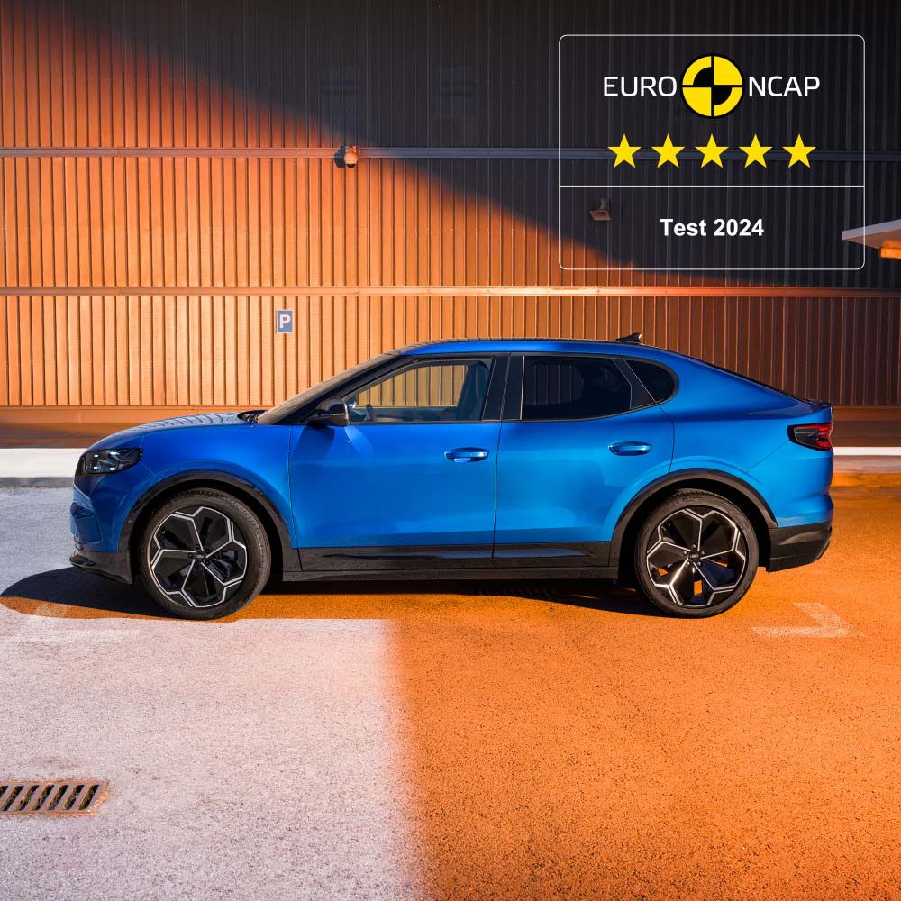Vista lateral de um Ford Capri azul. A classificação de segurança de 5 estrelas do Euro NCAP de 2024 é exibida no canto superior direito. 