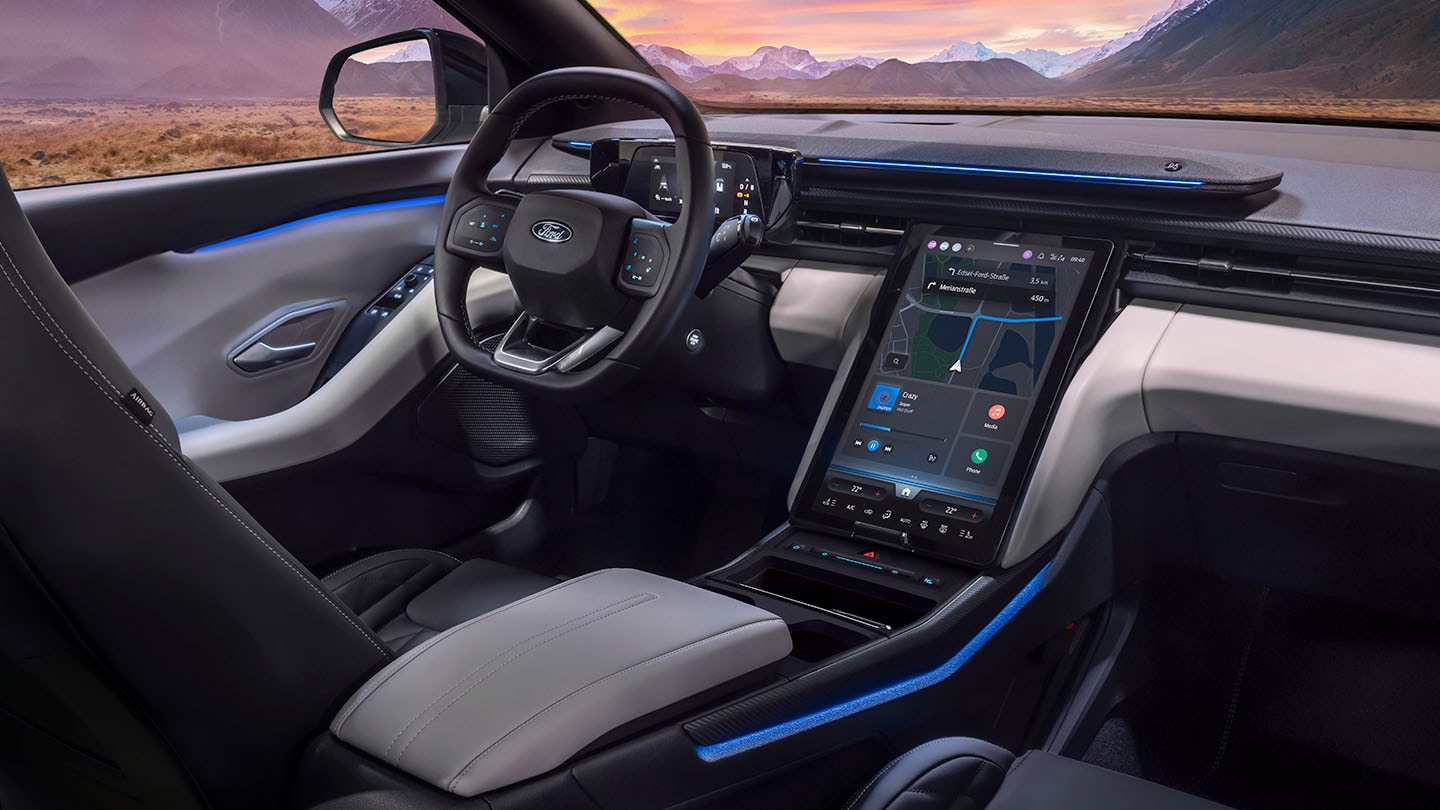 O interior do novo Ford Explorer® totalmente elétrico com iluminação ambiente azul.