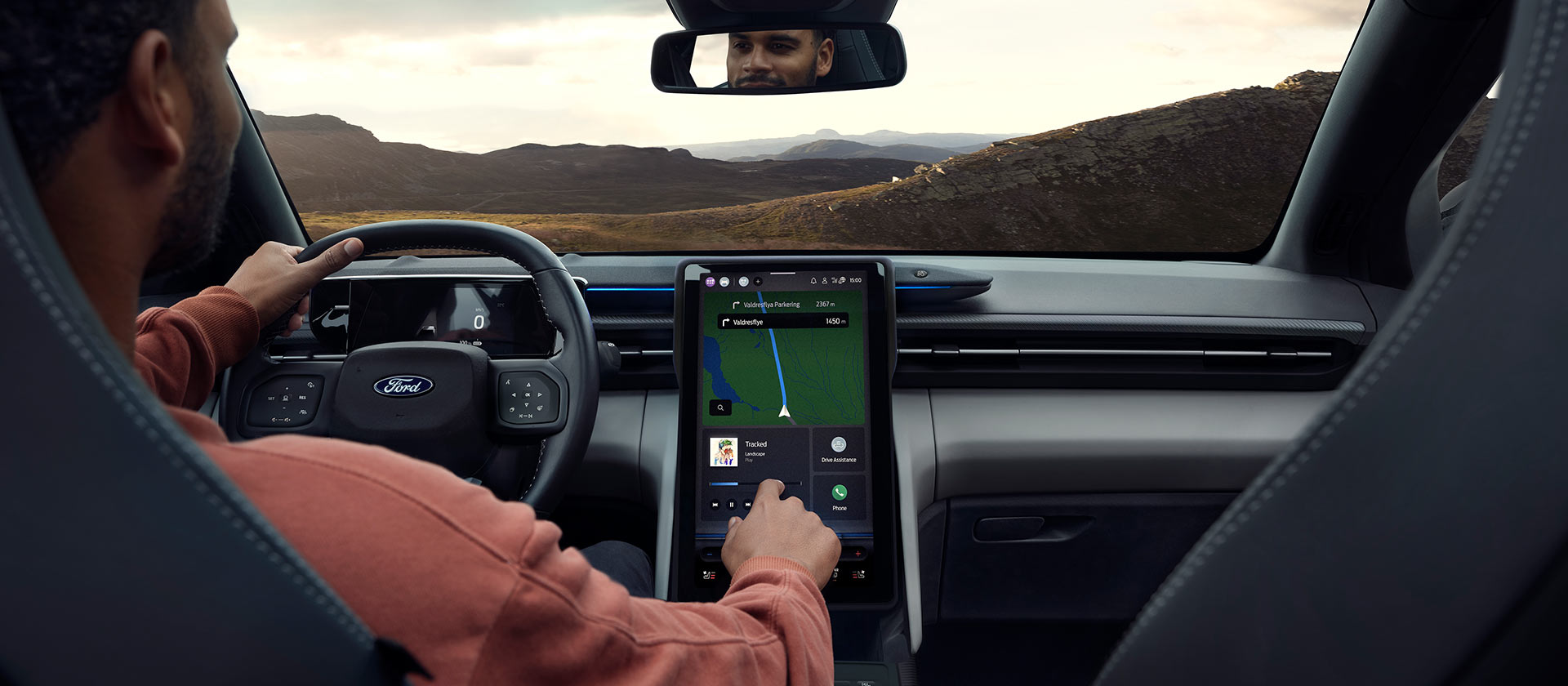 Condutor a interagir com o ecrã tátil SYNC Move® de 14,6" do Ford Explorer.
