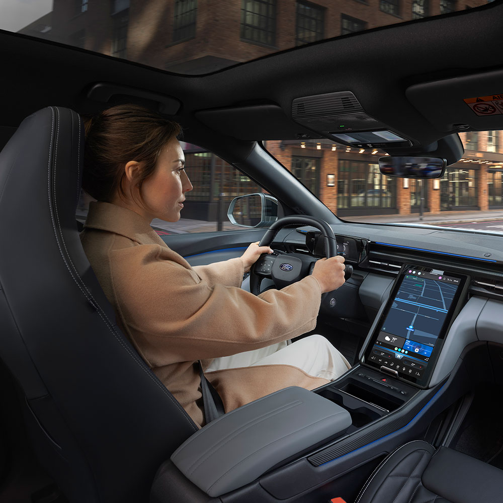 Mulher ao volante do Ford Explorer