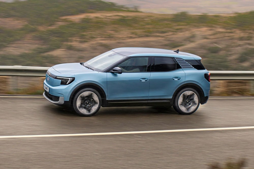 Um Ford Explorer azul a conduzir numa estrada de montanha