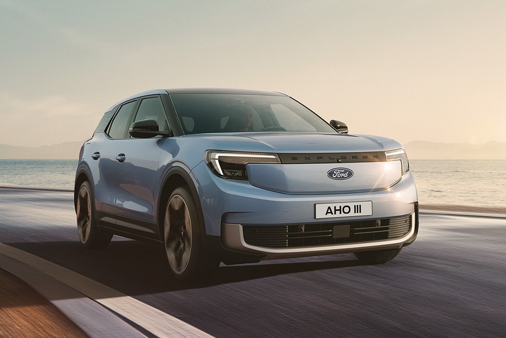 O novo Ford Explorer® 100% elétrico em Arctic Blue a percorrer uma estrada.