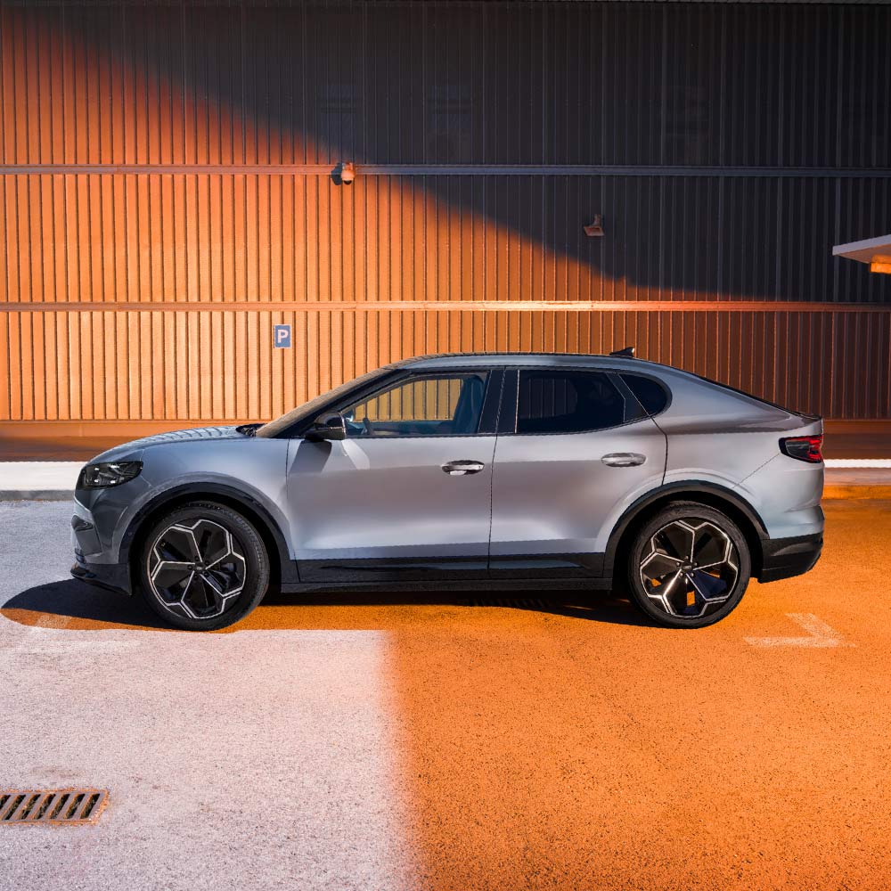 Vista lateral de um Ford Capri azul. A classificação de segurança de 5 estrelas do Euro NCAP de 2024 é exibida no canto superior direito. 