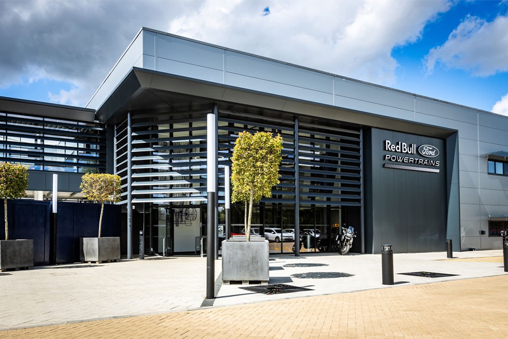 O escritório da sede da Red Bull Ford Powertrains – um edifício moderno com o logótipo da empresa exibido do lado de fora