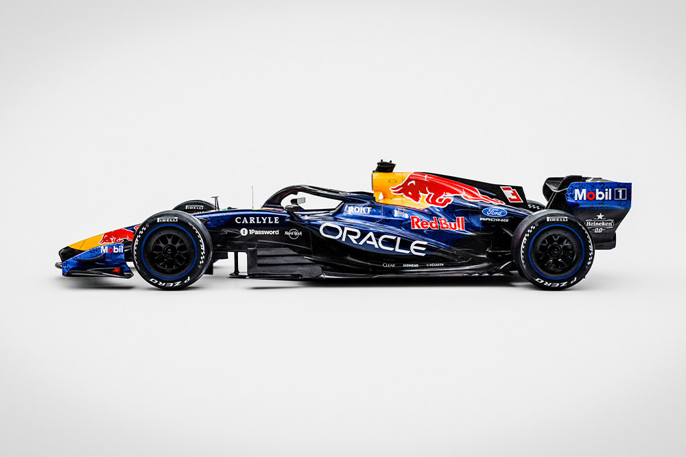 Um elegante monolugar de Fórmula 1 da Red Bull Ford sobre um fundo branco, com os logótipos dos patrocinadores Ford e Red Bull.