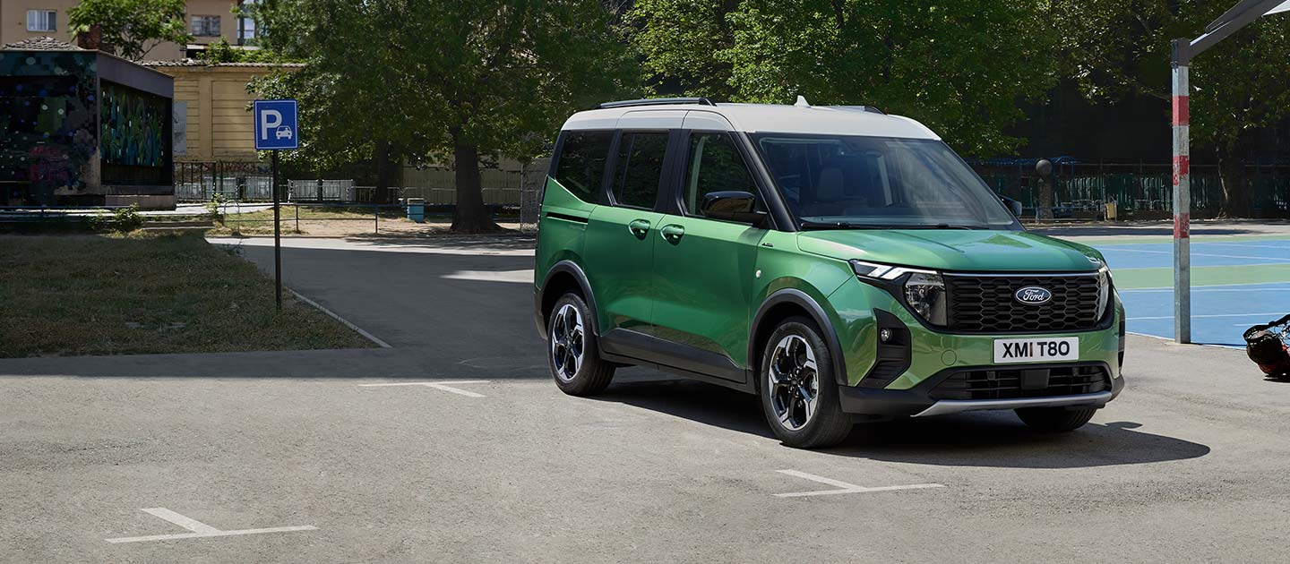 Paisagem Ford Tourneo Courier em Espaço de Estacionamento Verde