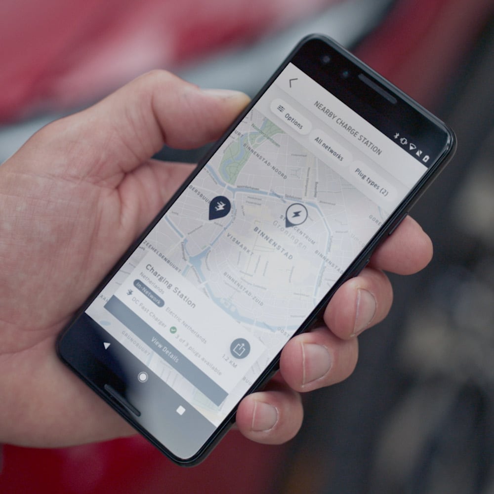 Uma pessoa que utiliza a aplicação FordPass num smartphone