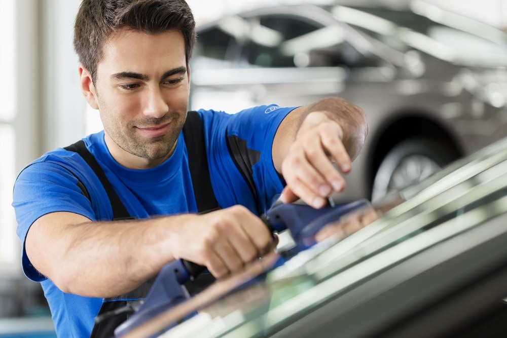 Engenheiros da Ford Service a inspecionar o veículo