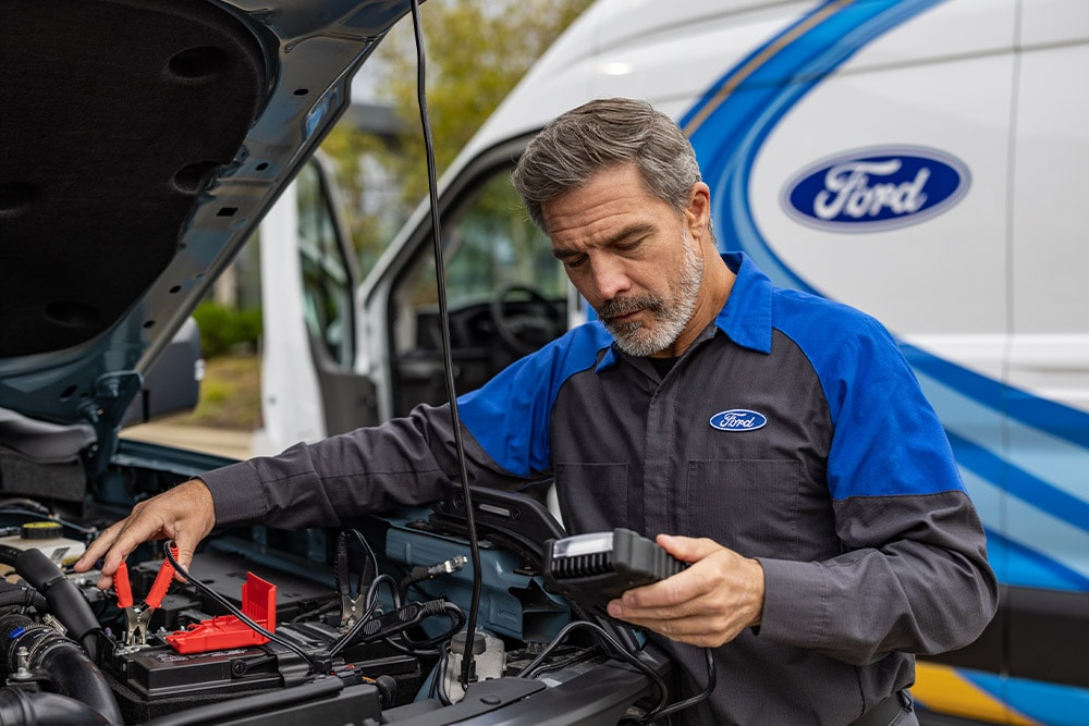Engenheiro da Ford Service a verificar kit de embraiagem