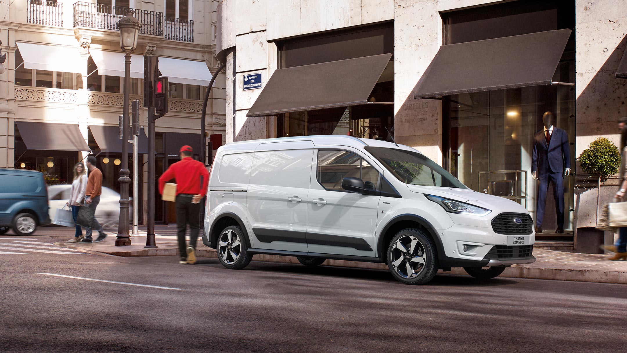 Ford Transit Connect estacionada 