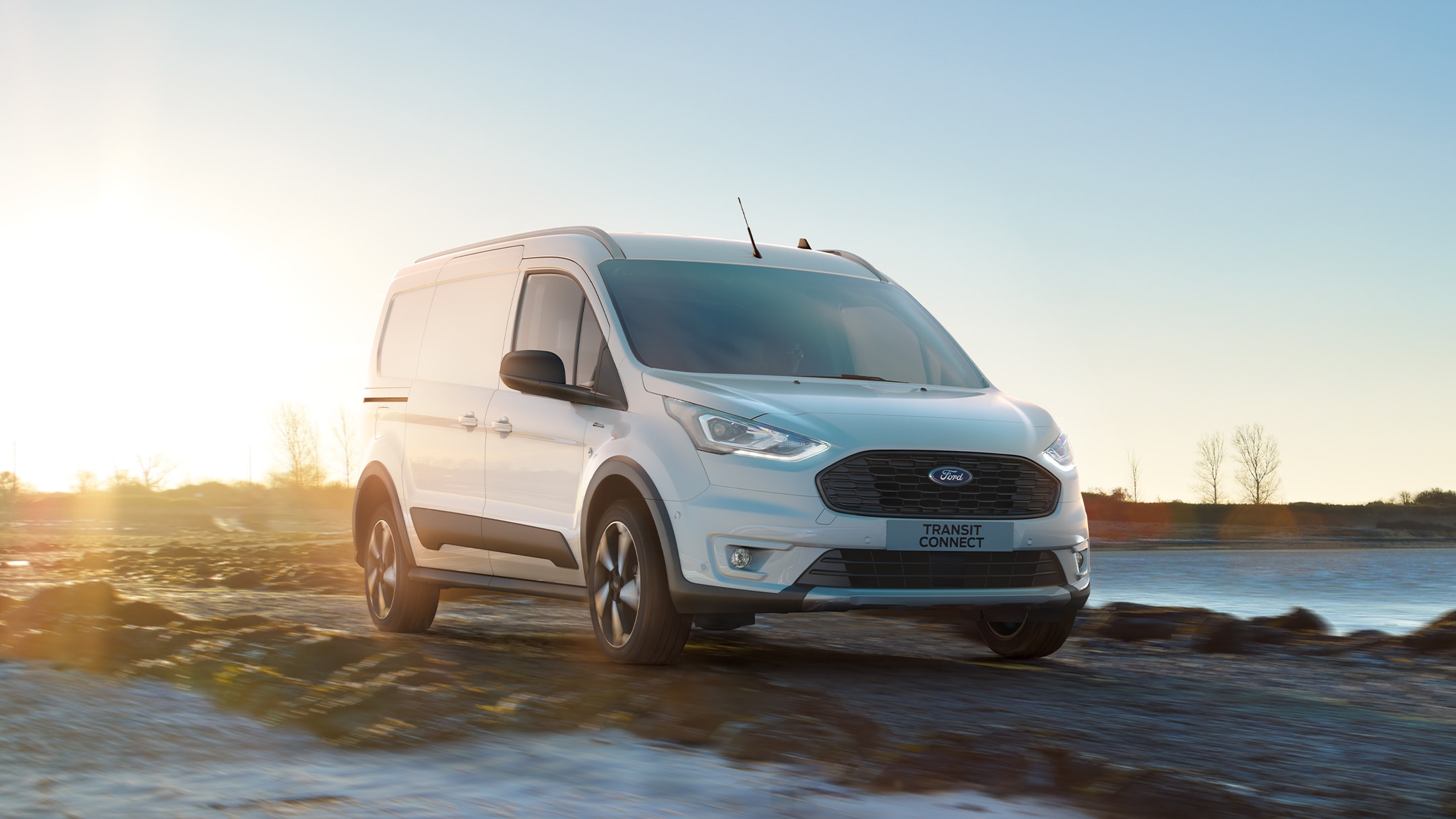 Ford Transit Connect Active estacionada numa estrada na montanha