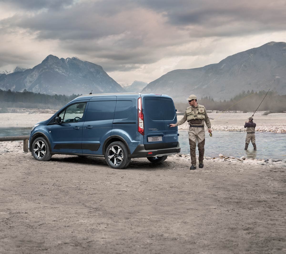 Ford Transit Connect Active estacionada perto do rio, vista das portas traseiras