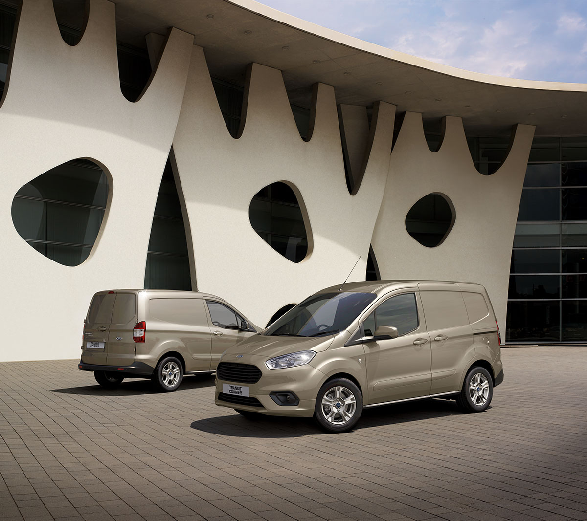 Vista de perfil traseiro do Ford Transit Courier 
