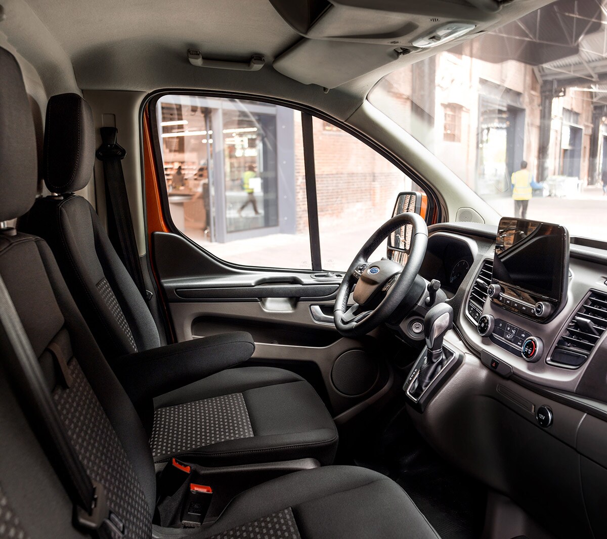 Interior da Transit Custom Van com assentos e volante