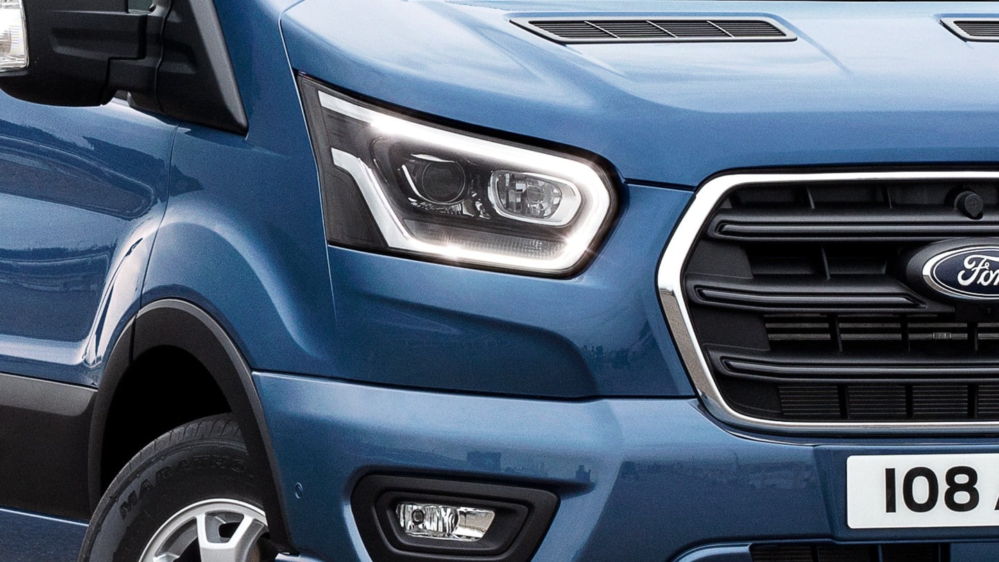 Detalhe das luzes LED do Ford Transit Minibus