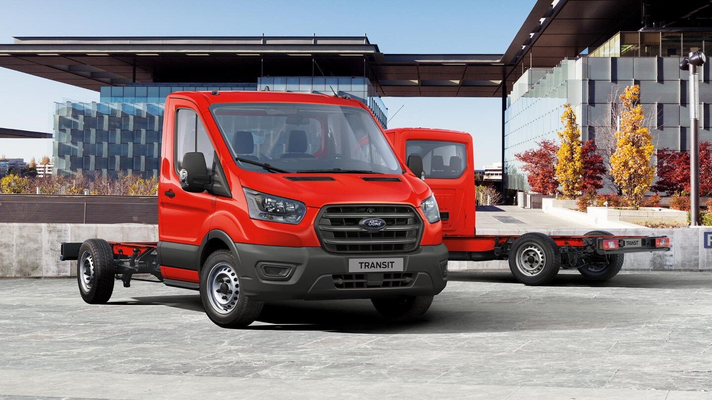 Ford Transit Chassis Cabina estacionado