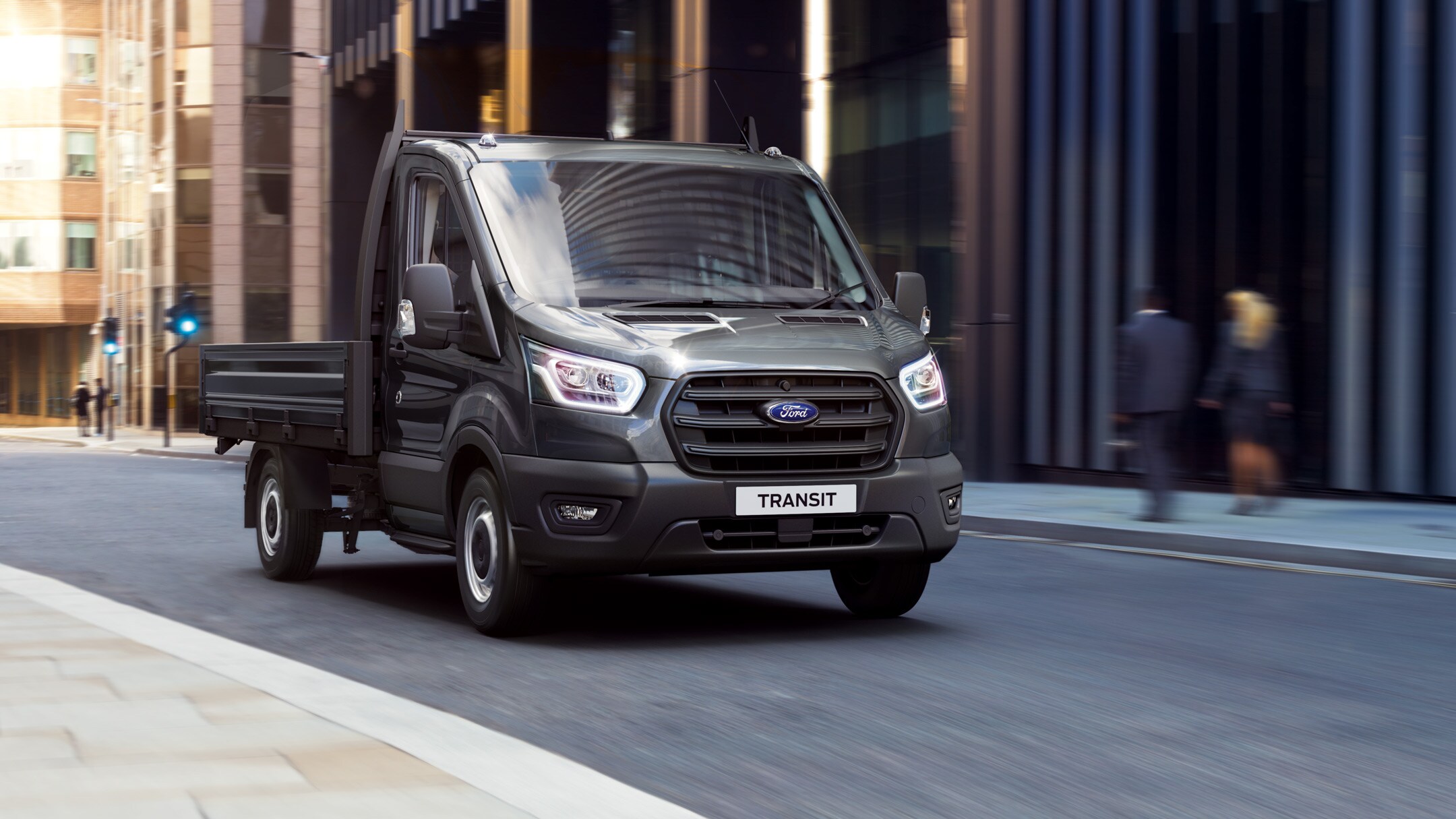 Vista frontal do Ford Transit Chassis Cabina na cidade 