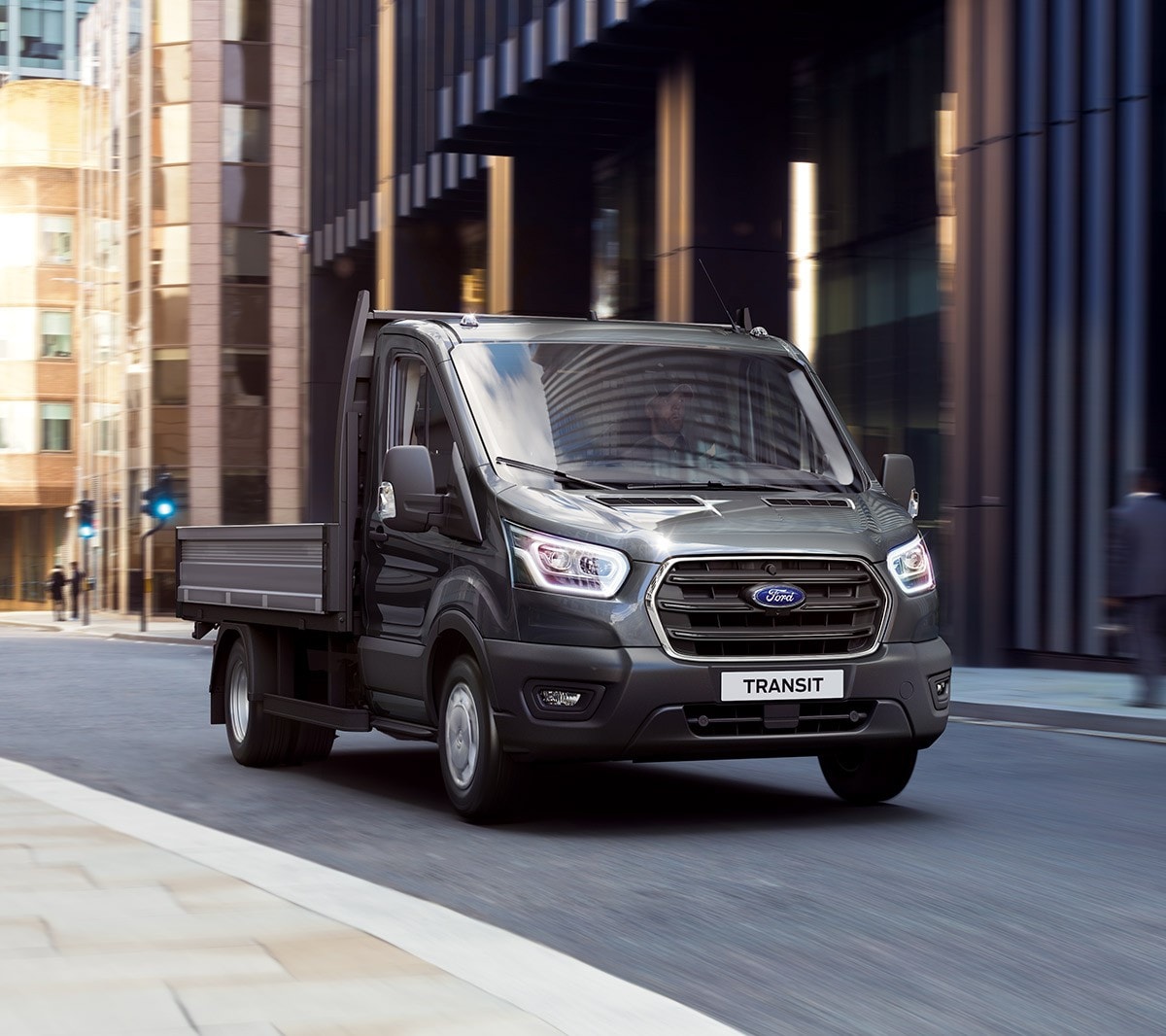 Vista frontal do Ford Transit Chassis Cabina na cidade 