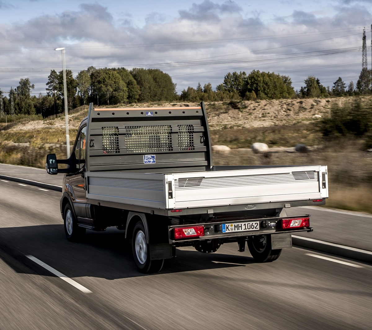 Vista Traseira da Transit Chassis Cabina