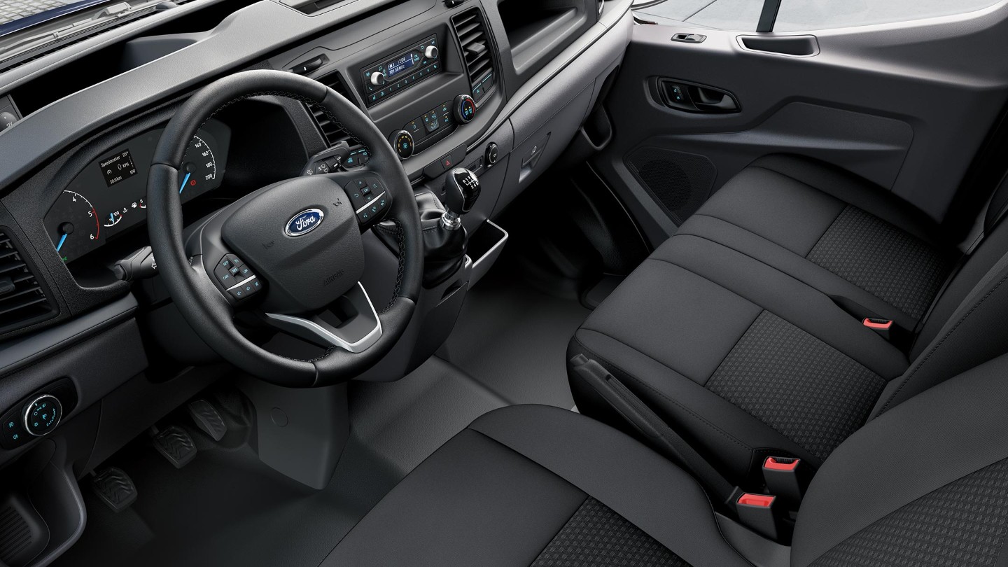 Vista completa do habitáculo e bancos dianteiros do Ford Transit Chassis Cabina