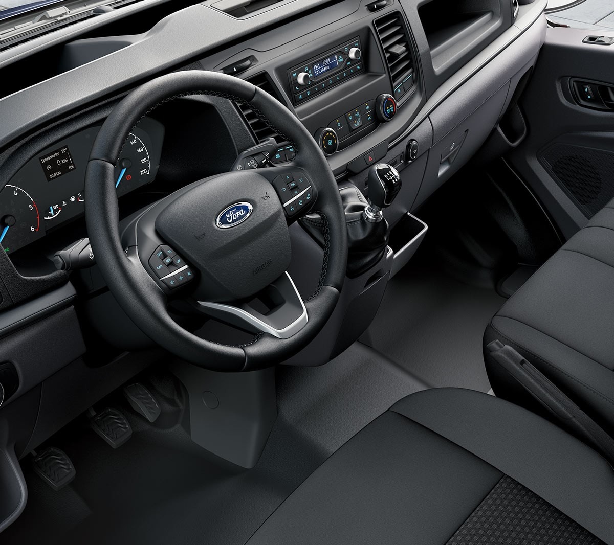 Vista completa do habitáculo e bancos dianteiros do Ford Transit Chassis Cabina