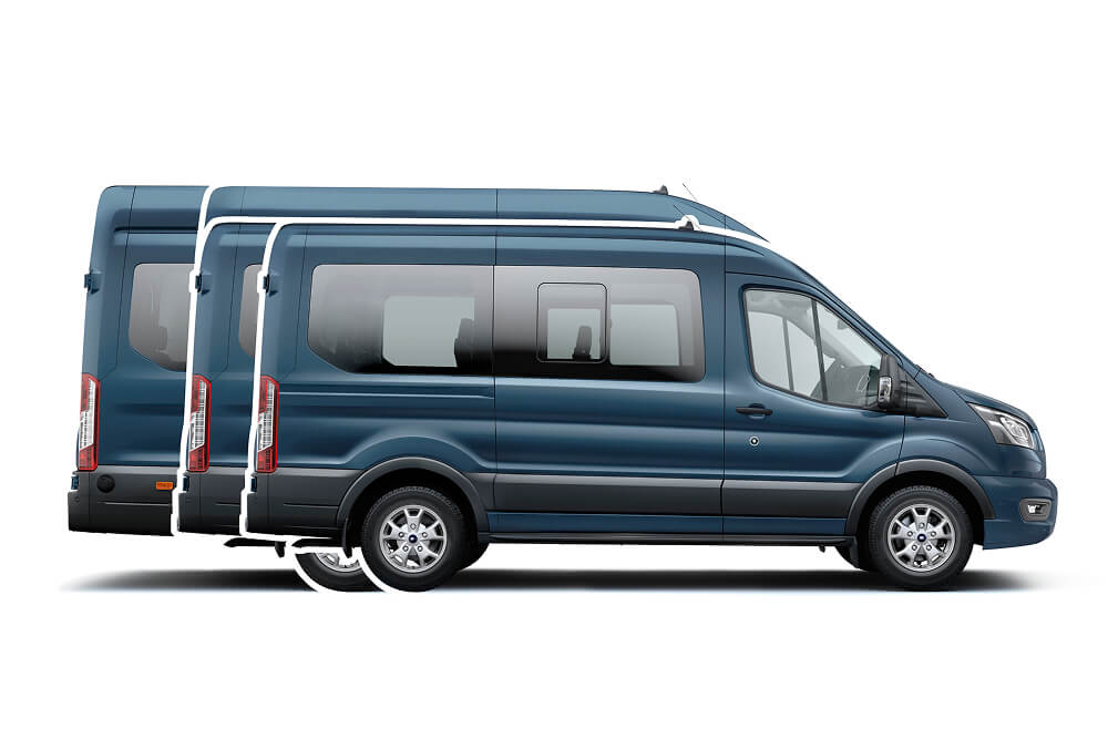 Vista lateral de várias Ford Transit Minibuses azuis, destacando diferentes comprimentos de carroçaria.