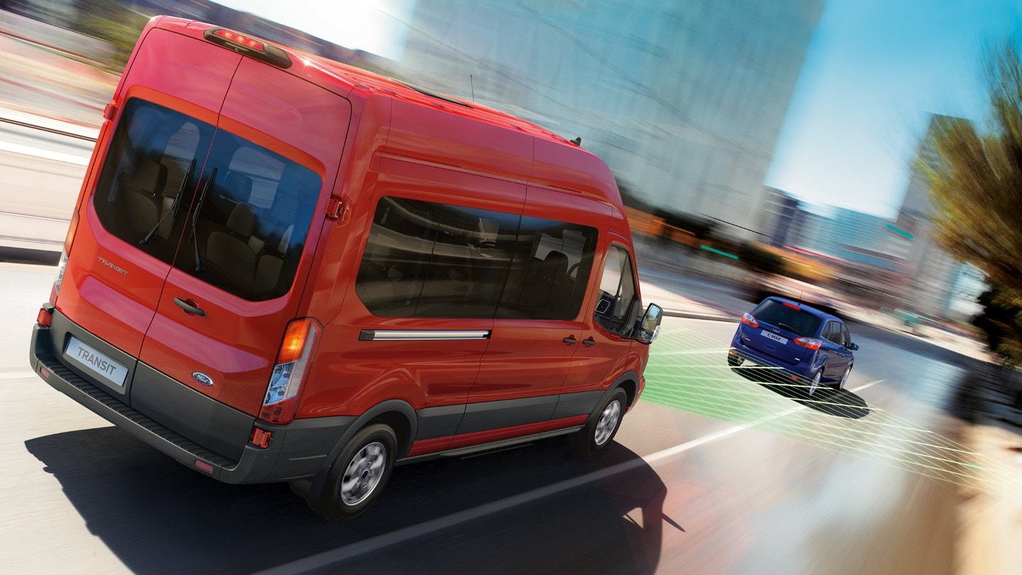 Ford Transit Minibus em situação de trânsito 