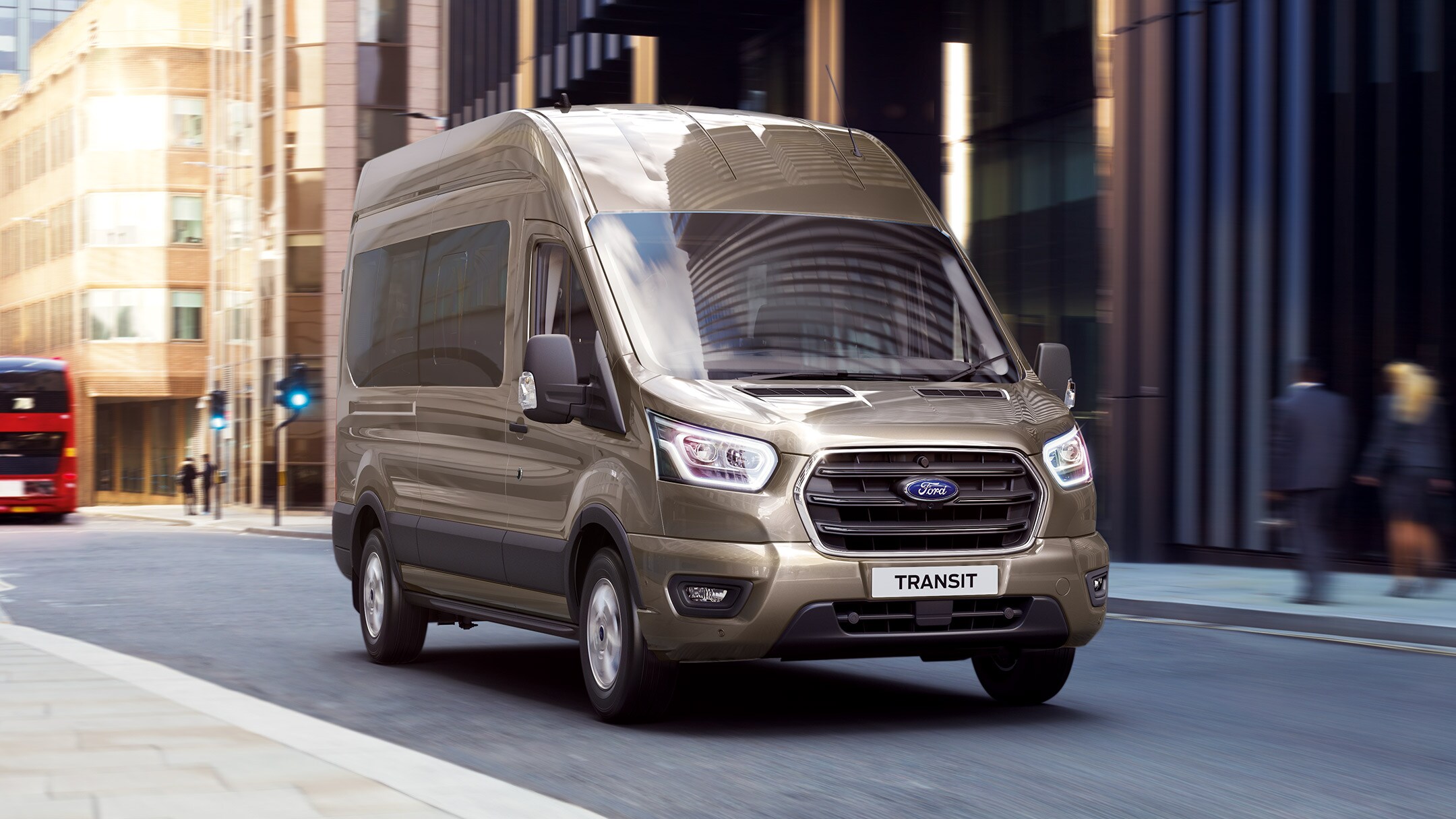 Vista frontal do Ford Transit Minibus