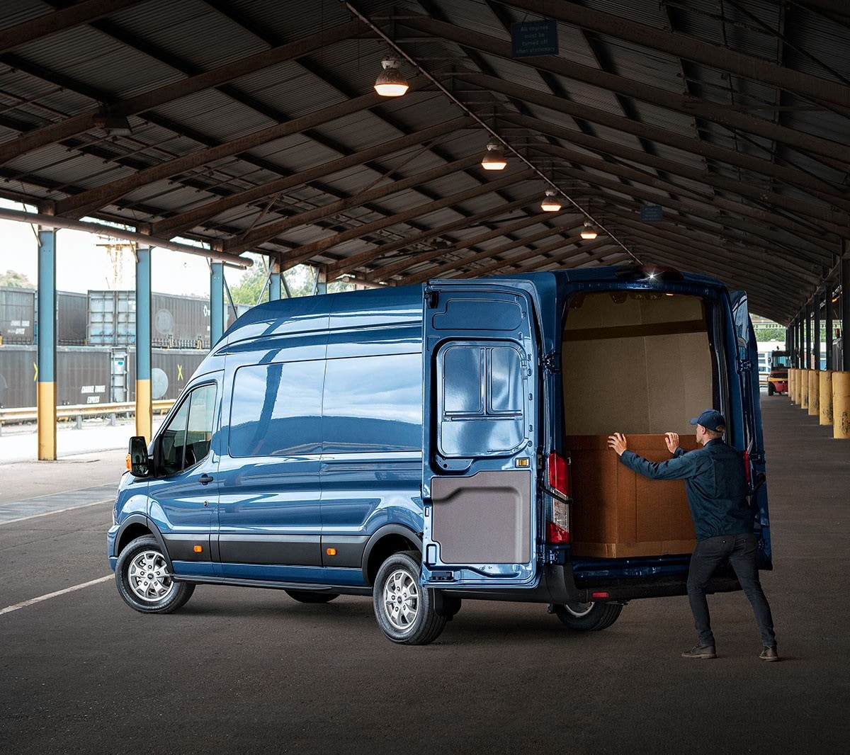 Vista traseira do novo Ford Transit Van