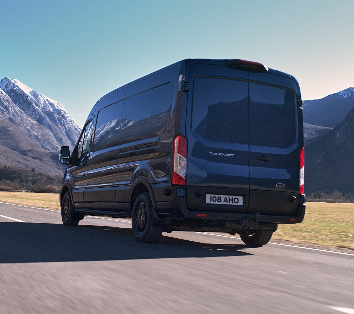 Vista de perfil do novo Ford Transit Van