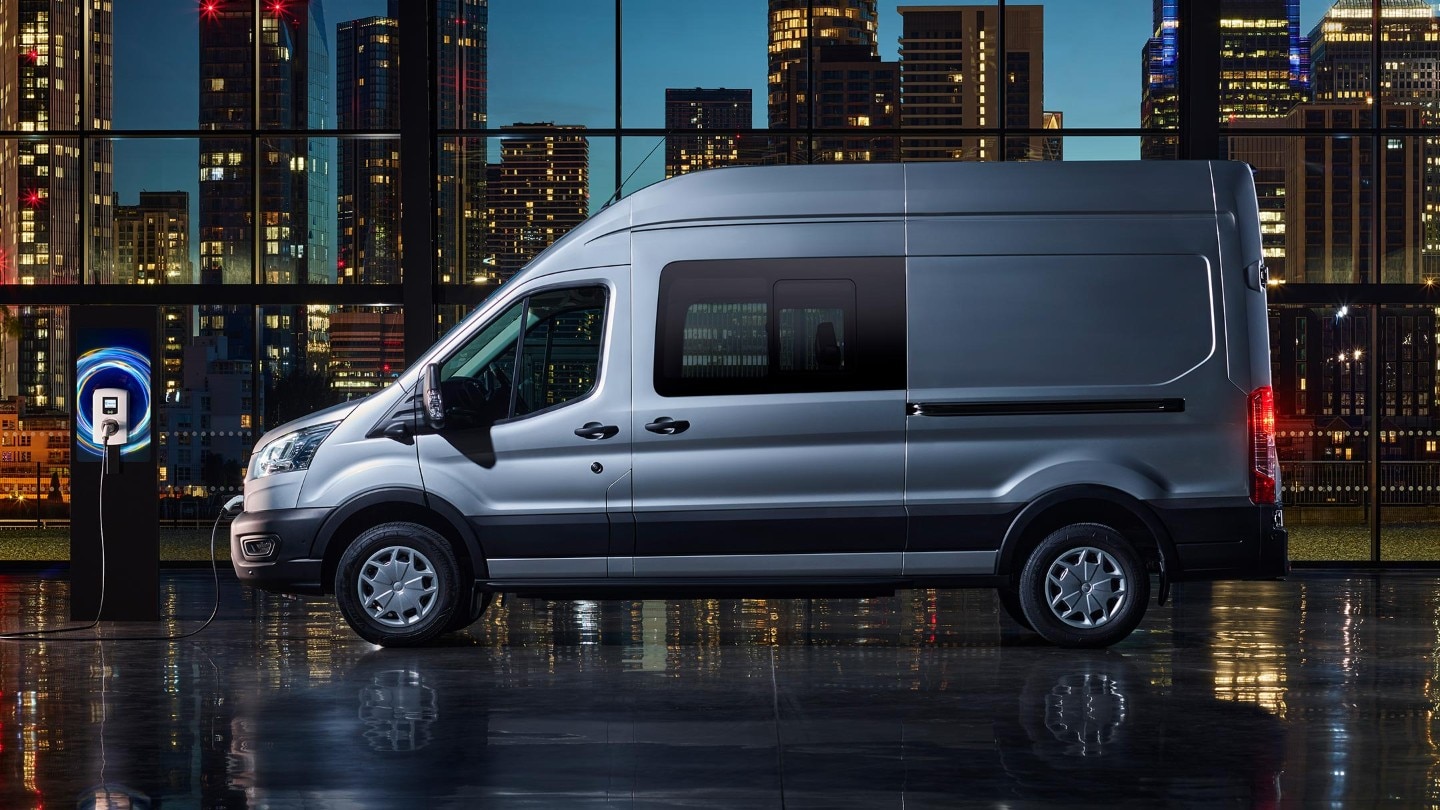 Ford E-Transit com vista exterior num ponto de carregamento