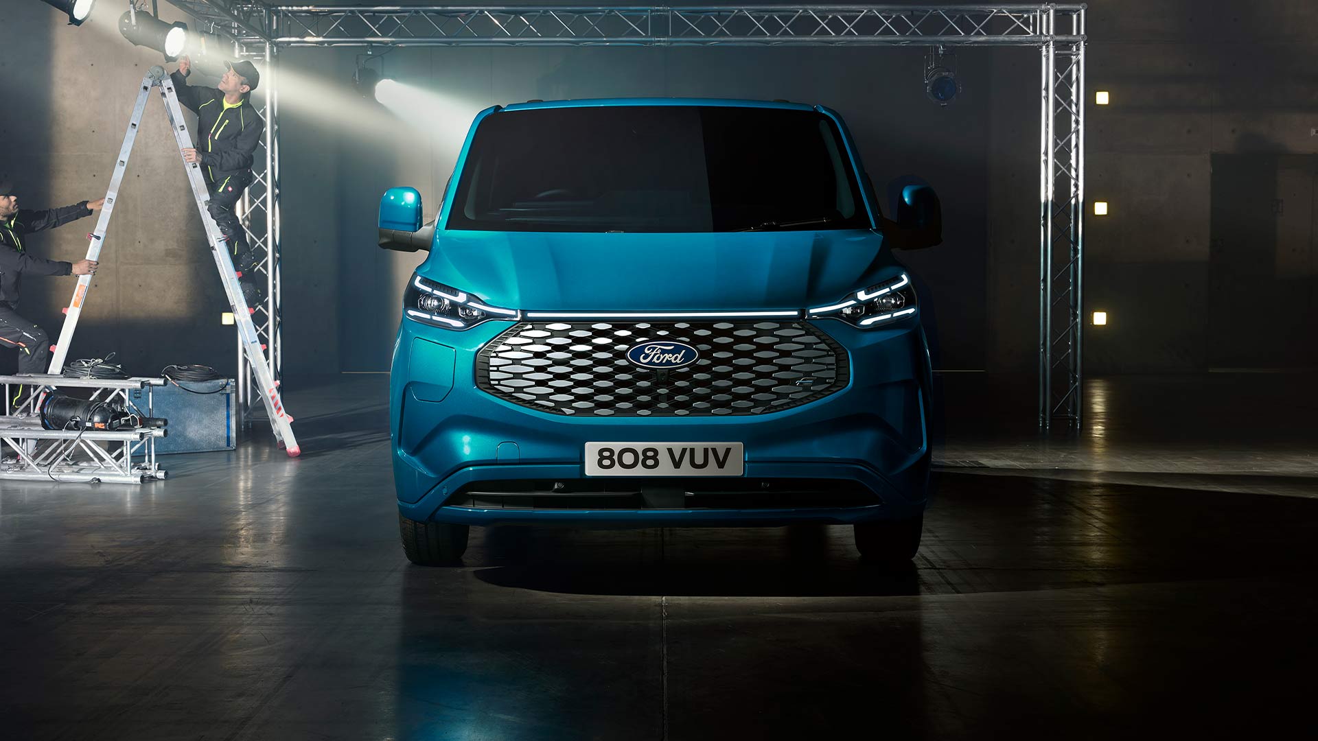 Vista da parte dianteira da Ford E-Transit Custom azul.