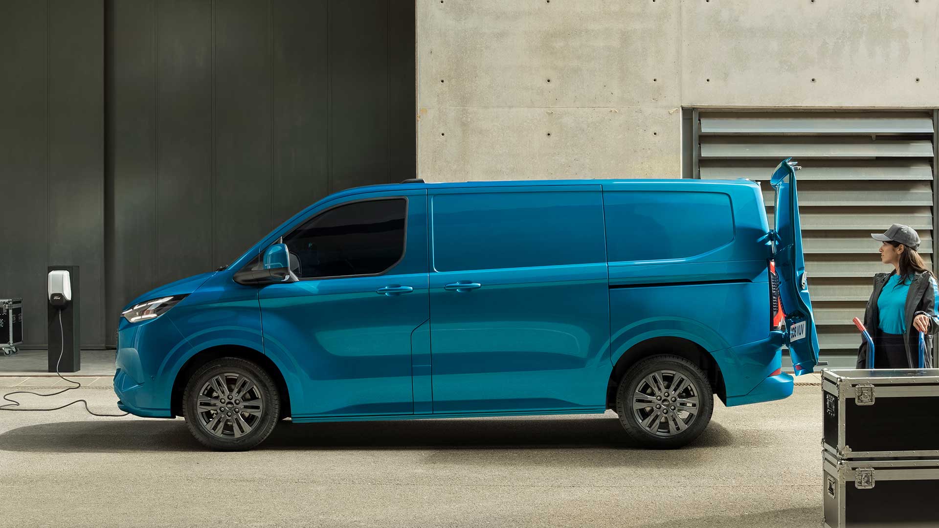 Ford E-Transit Custom azul a carregar.