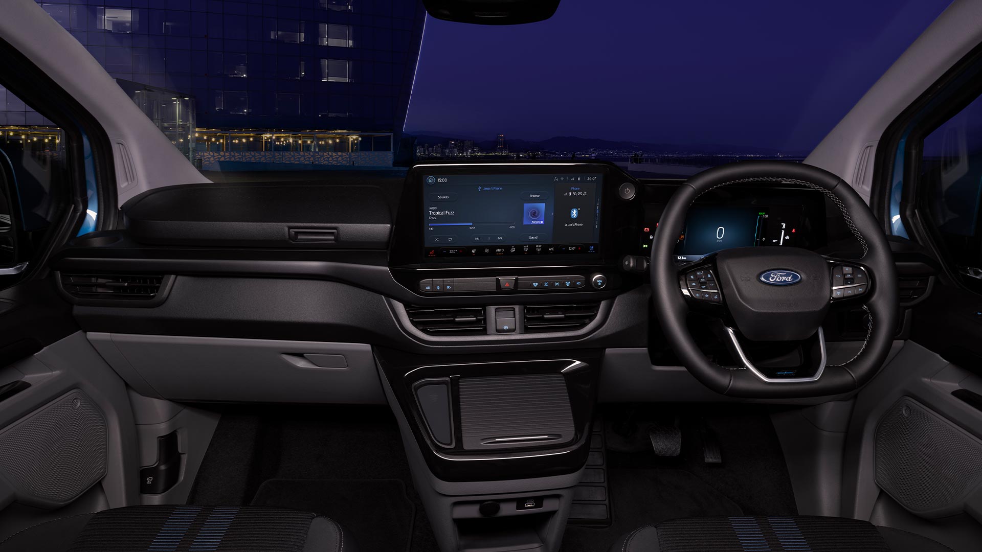 Interior da Ford E-Transit Custom à noite.