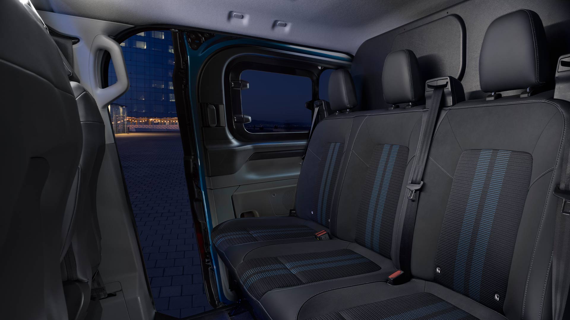 Bancos da segunda fila na Ford E-Transit Custom DCIV.