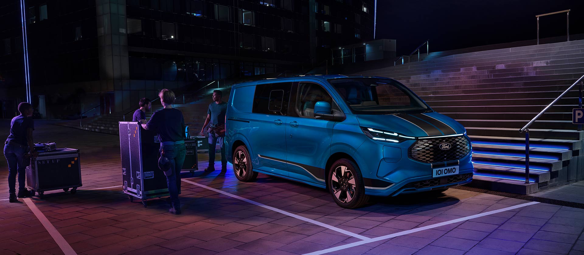 Ford E-Transit Custom azul a ser carregada à noite.