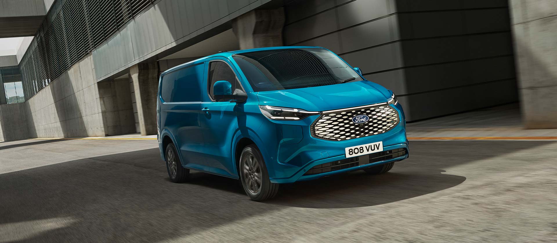 Ford E-Transit Custom azul, vista da parte lateral.