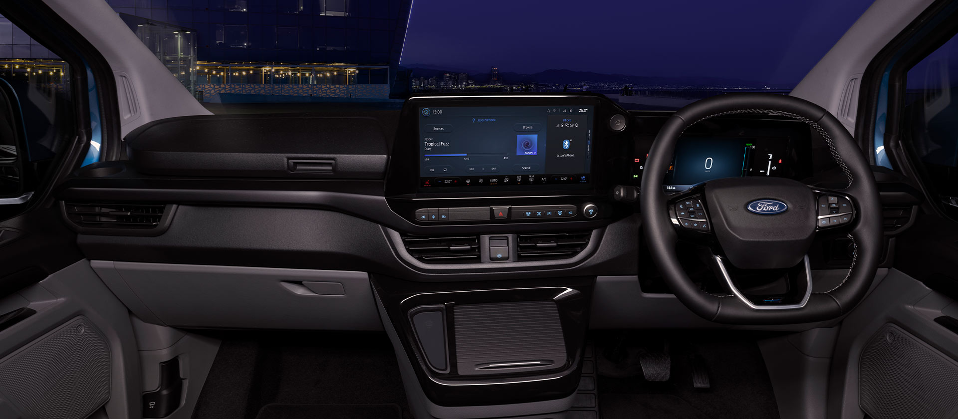 Interior da Ford E-Transit Custom à noite.