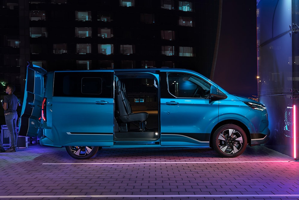 Ford E-Transit Custom de cabina dupla azul com portas abertas.