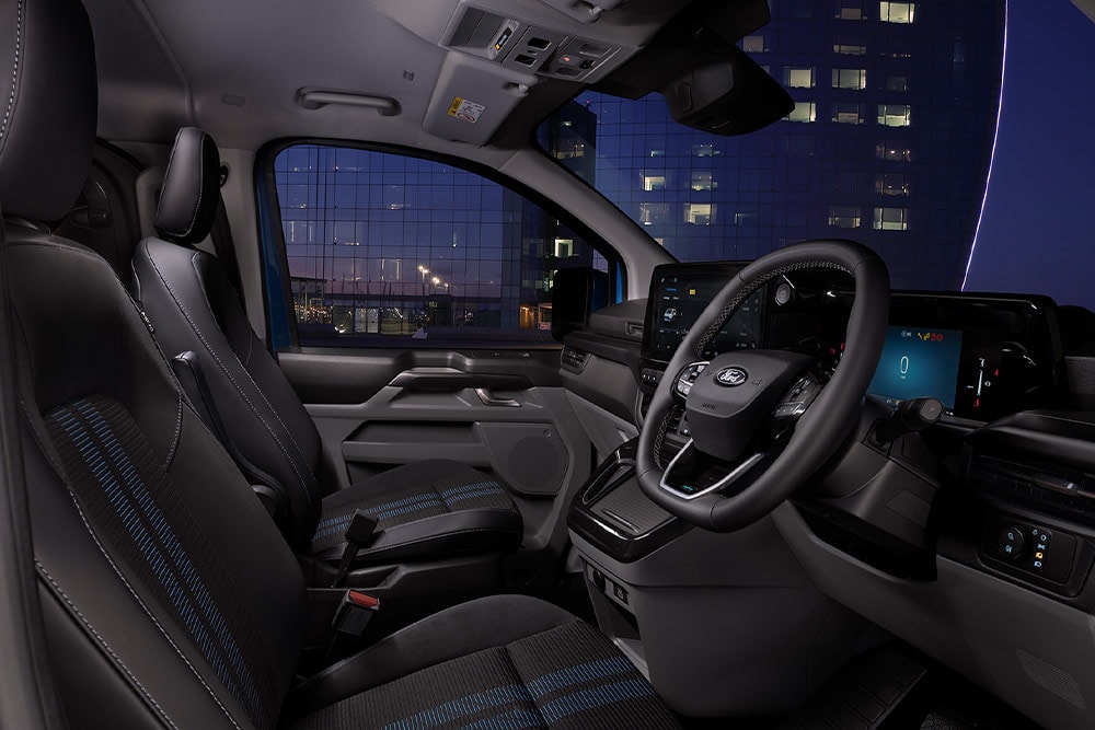 Interior de uma Ford E-Transit Custom, bancos do condutor e do passageiro.