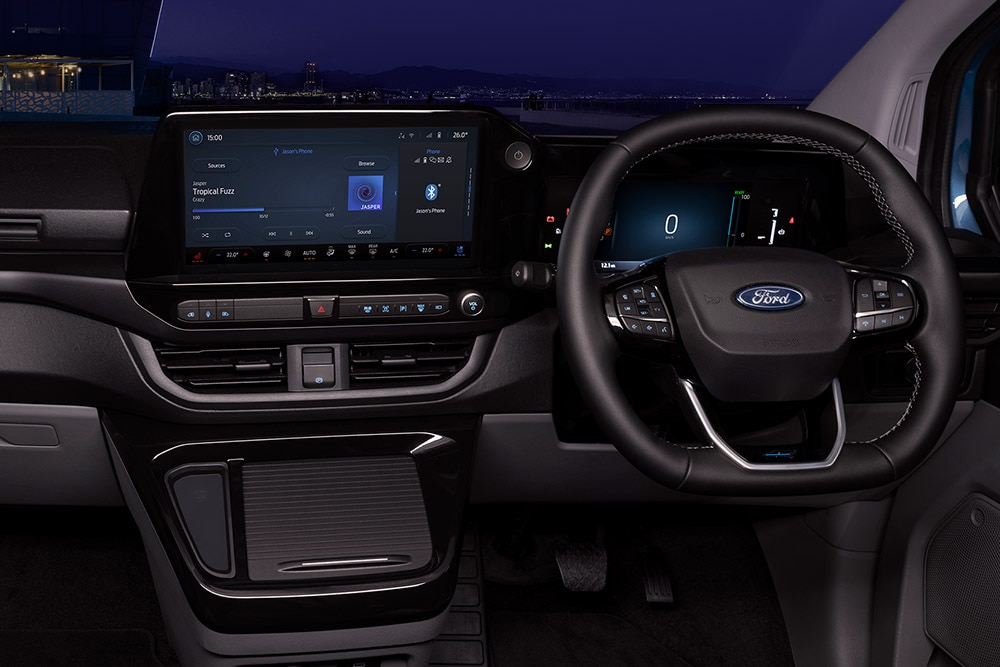 Interior de uma Ford E-Transit Custom com bancos do condutor e do passageiro.