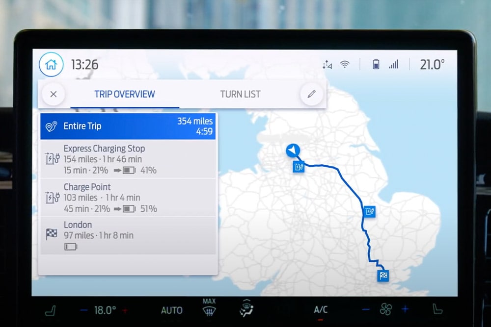Ecrã de navegação numa Ford E-Transit Custom a mostrar a visão geral de uma viagem.