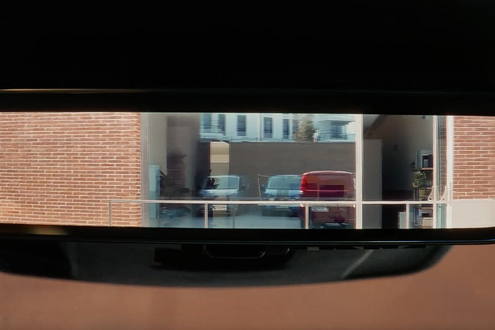 Espelho retrovisor no interior de uma Ford E-Transit Custom.