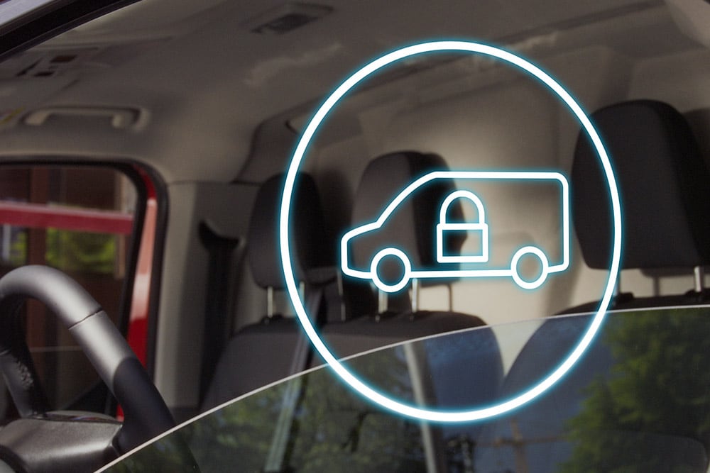 Ícone de furgão trancado mostrado no para-brisas de uma Ford E-Transit Custom.