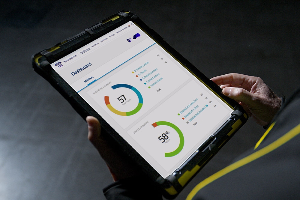Pessoa a segurar um tablet que mostra os dados do veículo Ford Pro.