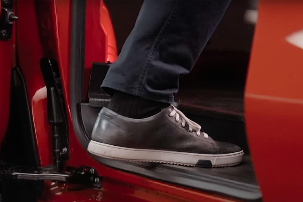 Pé a entrar numa Ford E-Transit Custom.