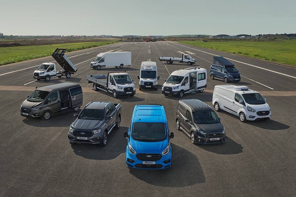 Diversos veículos comerciais Ford.