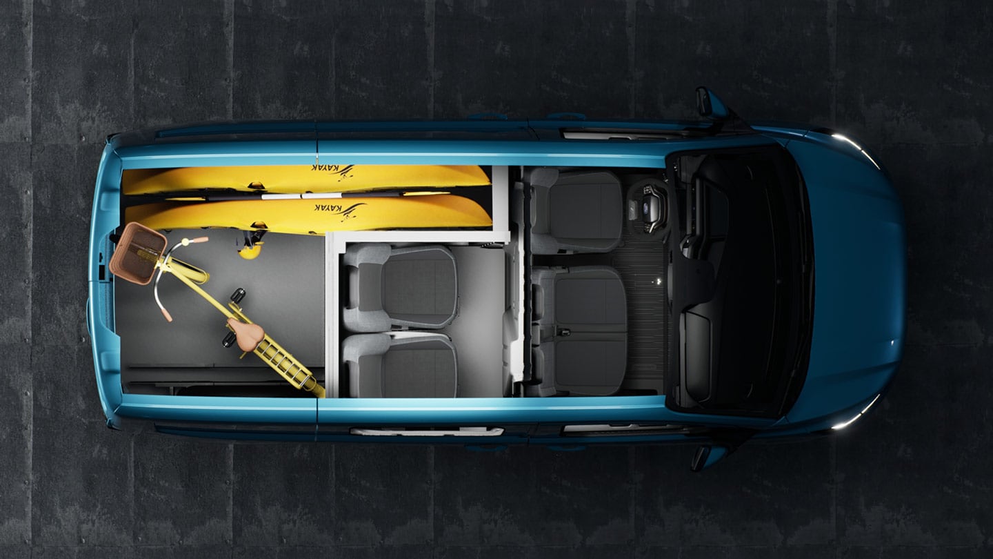 Interior da Ford E-Transit Custom com caiaque e bicicletas.